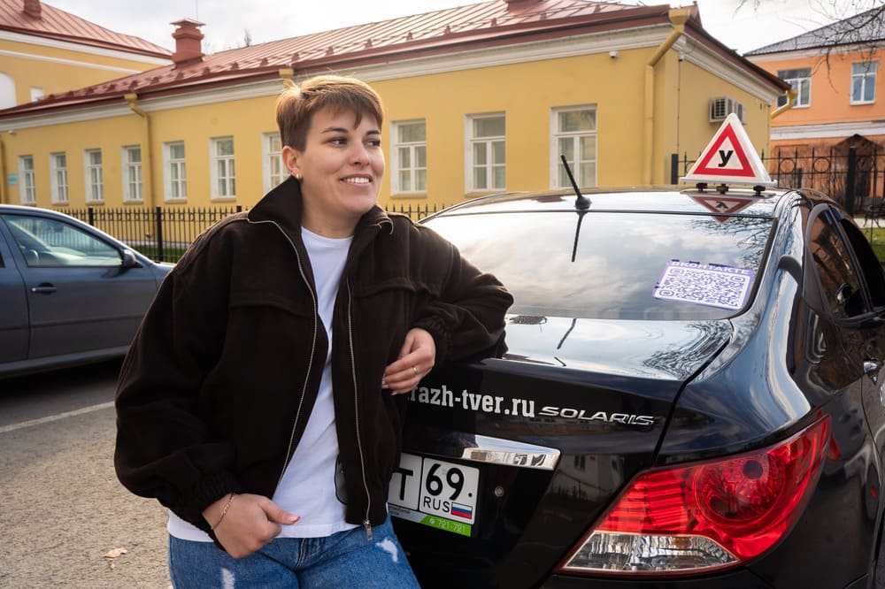 Автоинструктор Алёна Сотникова за рулем учебного автомобиля