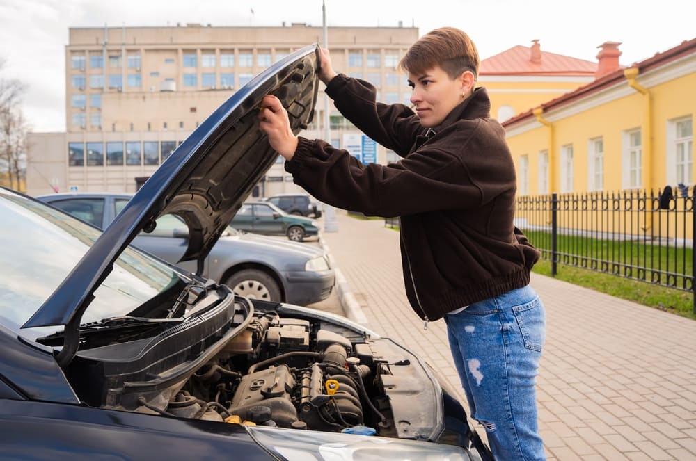 Автоинструктор Алёна Сотникова сверяется с учебным маршуртом в Твери